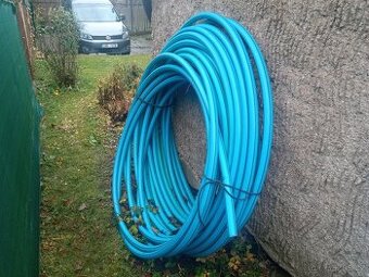 Plastová trubka cca 40m