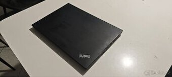 Skvělý výkonný noťas s WIN 11 minimálně používaný