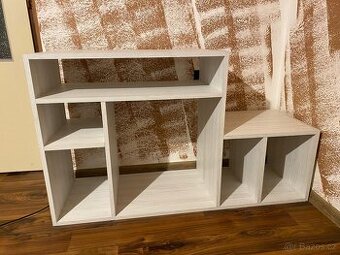 Malá skříňka s policemi