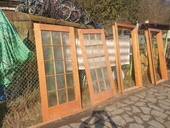 Dřevěné dveře s obložkou 2 ks