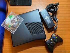 Xbox 360 - 250 GB + ovladač + adaptér + hra