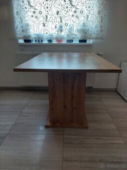 Dřevěný jídelní stůl