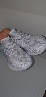 Úplně nové tenisky Yeezy Boost 350 V2 "Static" 43