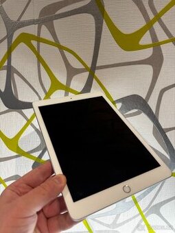 Apple iPad 9.7 (2018), 32GB Wi-Fi Silver - 1