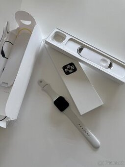 Apple Watch SE (2022), 44 mm - stříbrné