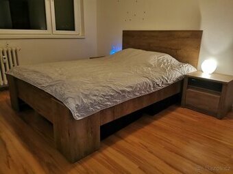 Moderní ložnice, barva tmavý dub