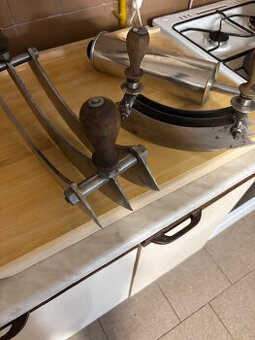 Prodáme řeznické nářadí a nádoby