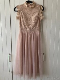 Pudrové krajkové šaty s tylovou sukní