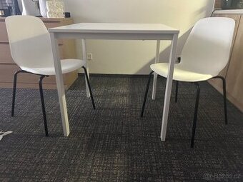 Kuchyňský stůl se židlemi