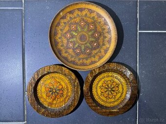 Staré retro nástěnné dekorační dřevěné talíře