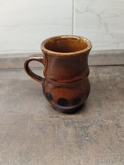 Krásný hnědý keramický hrnek hrneček
