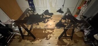 pracovní stůl se skleněnou deskou