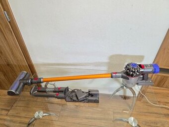Dyson V8 Absolute s nabíječkou a příslušenstvím-nová baterie