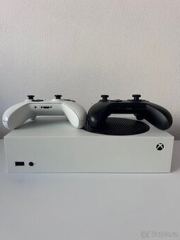 Xbox Series S + 2 Ovladače