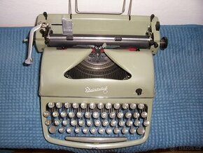 Starý kufříkový německý psací stroj Rheinmetal