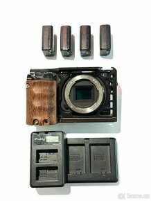 Sony Alpha A6500 + 4 baterie + 2 nabíječky + klec