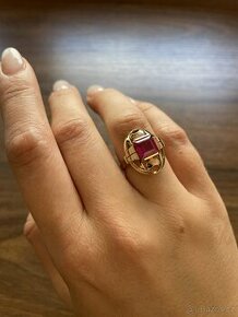 Zlatý dámský prsten s červeným kamenem