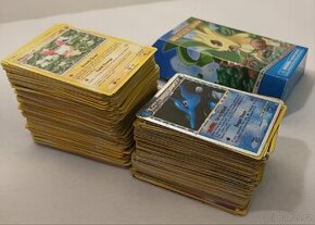 Spousta pokemon karet s herními plány, nejedná se o originál