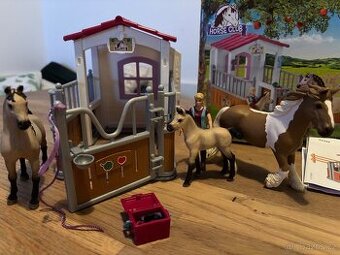 Schleich stáj a tři koníci
