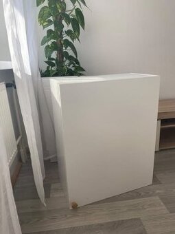 Bílá skříňka s poličkou – 75 × 60 × 31 cm