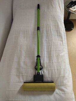 NOVÝ HOUBOVÝ MOP S NÁHRADNÍ HOUBOU