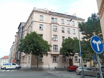 Levný pronájem malého skladu na Praze 3 u vysílače Žižkov