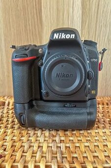 Nikon D750 s bateriovým gripem MB-D16 - jako nový