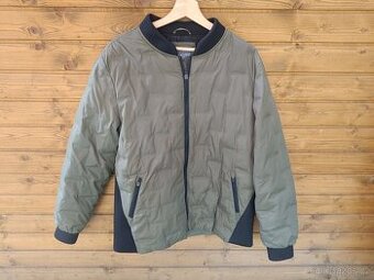 Pánská zimní bunda a balík oblečení