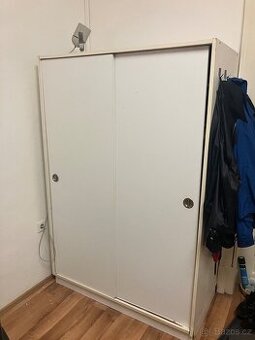 Bílá šatní skříň