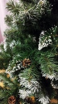 Umělý vánoční stromek s šiškami a sněhem, 220 cm.