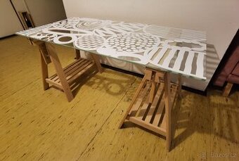 Výškově nastavitelný stůl, skleněný 148x73cm