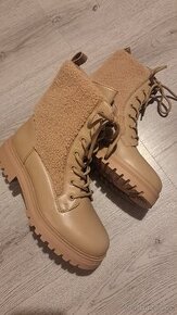 Dámské béžové zimní boty
