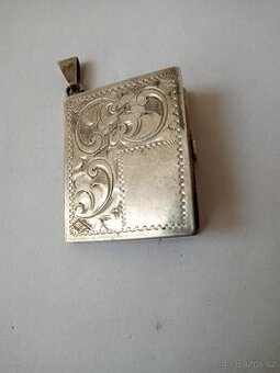 Starožitný stříbrný přívěsek - knížka
