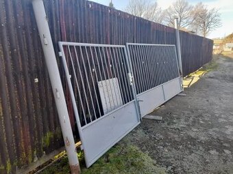 Železná dvoukřídlá vrata