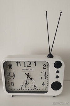 hodiny ve tvaru rádia