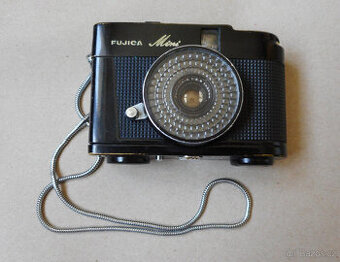 Starý retro fotoaparát Fujica Mini