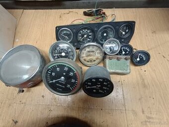 Tachometry, budíky.