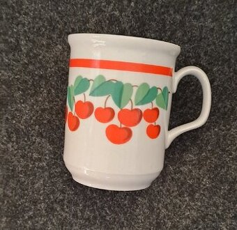 Hezké hrnečky,hrneček s jahodami a banány je jeden kus