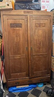 Starožitná šatní skříň.