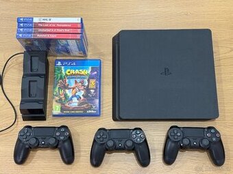 PS4 Slim 1 TB, 3 ovladače, dock a hry
