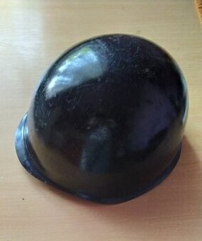 Stará vojenská přilba