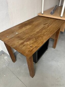 Dřevěný stůl – skladem