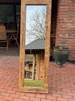 Dřevěné zrcadlo z masivu s přírodní kresbou