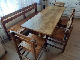 Dřevěný stůl s lavicí a židlemi