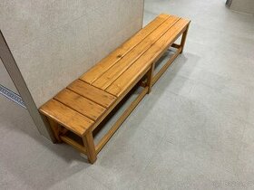 Dřevěné lavice do šaten