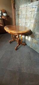 Starožitný krásný stolek - 1