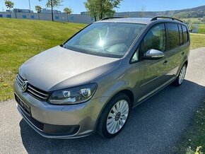 VOLKSWAGEN TOURAN 1.6 TDI COMFORTLINE/7 MÍST/JARNÍ SLEVA