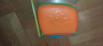 Dvojjazyčný notebook od Fisher Price