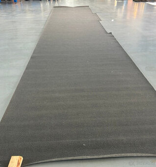 Koberec šedý - role8,9 m x 2m,