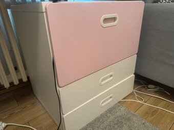 Kovová postel, kožená sedací souprava, skříňky IKEA